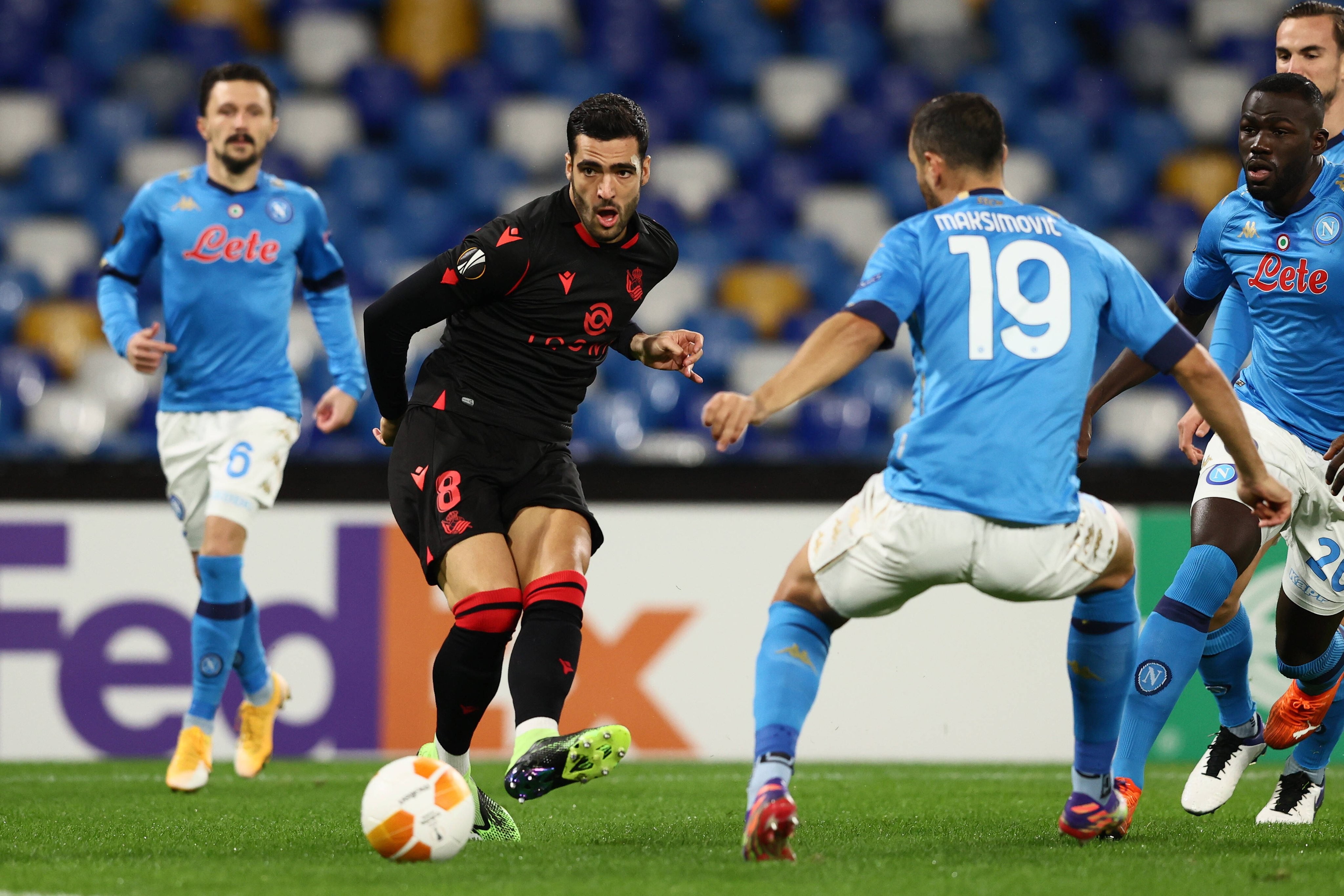 Kaiyun-皇家社会迎德甲关键赛，最后时刻更衣室发声，质疑声四起，身体对抗强度拉满(皇马击败皇家社会)